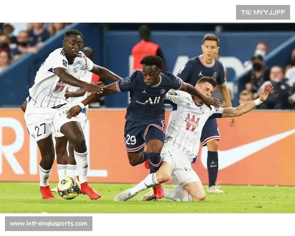 十人巴黎2-1客胜斯特拉斯堡重返榜首，哈基米染红门德斯制胜